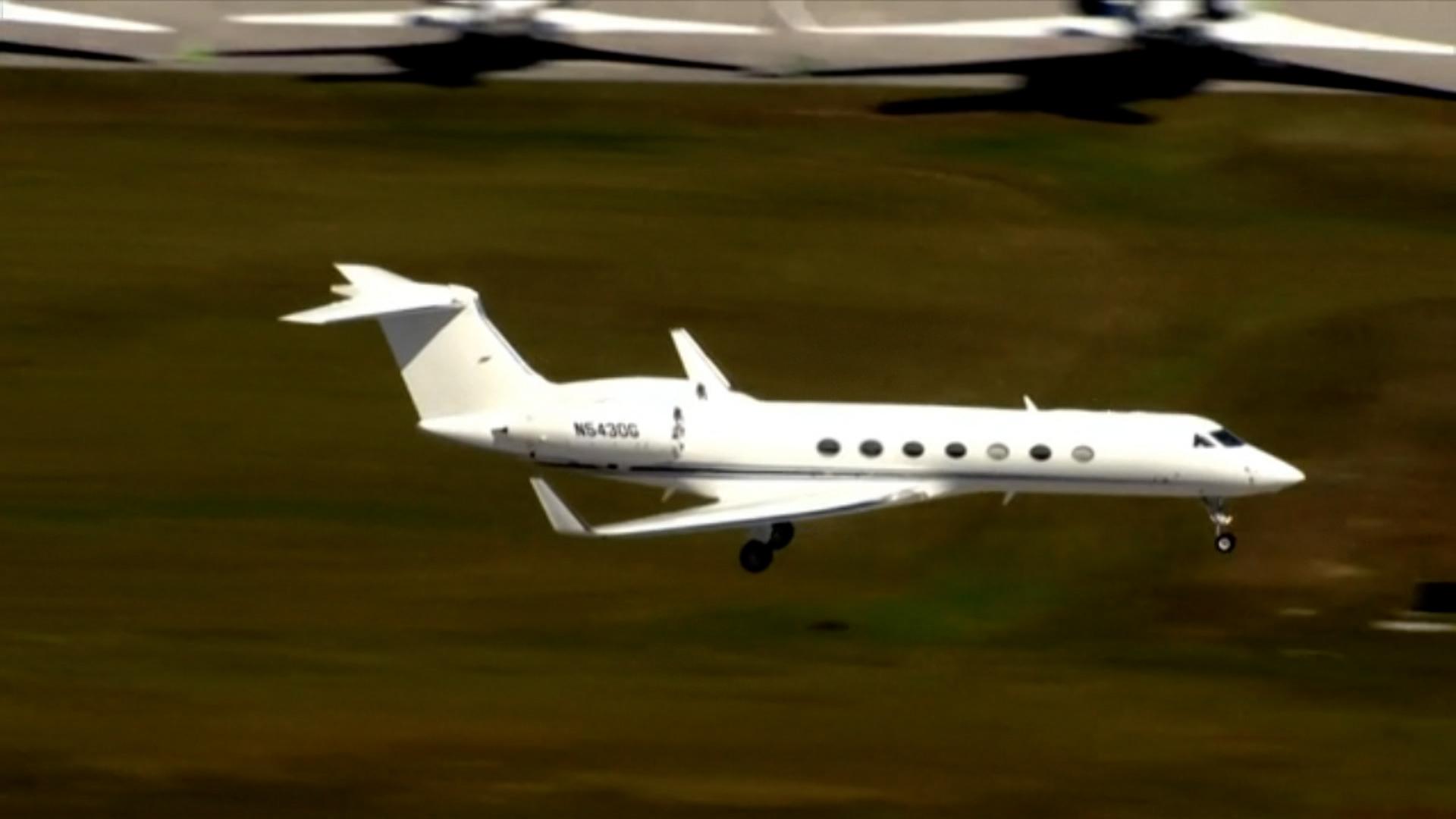 Fraţii Tate au părăsit, joi, teritoriul României cu un avion privat cu destinaţia Florida, deşi sunt cercetaţi sub control judiciar pentru exploatarea sexuală a zeci de femei.