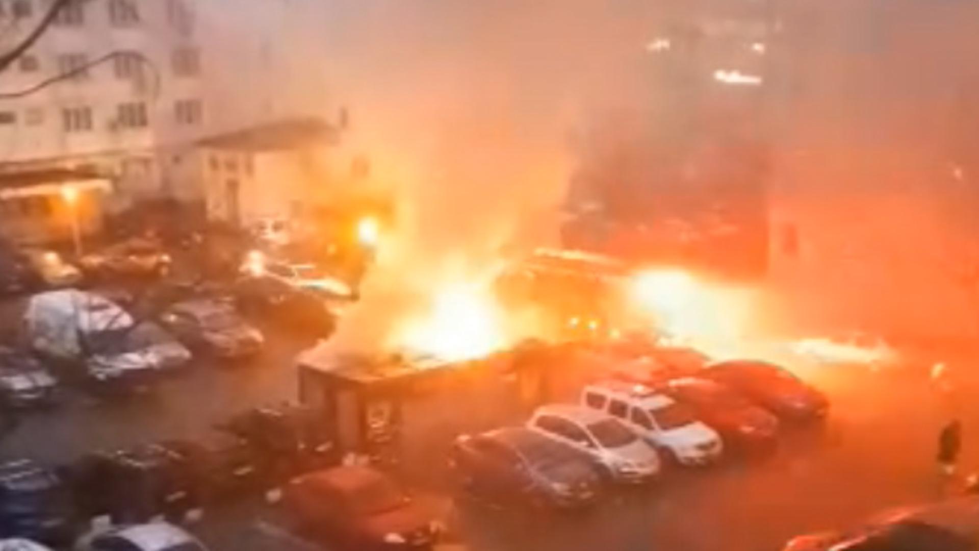 Oamenii străzii din Iaşi puteau provoca o tragedie de proporţii. Au dat foc la mai multe tomberoane