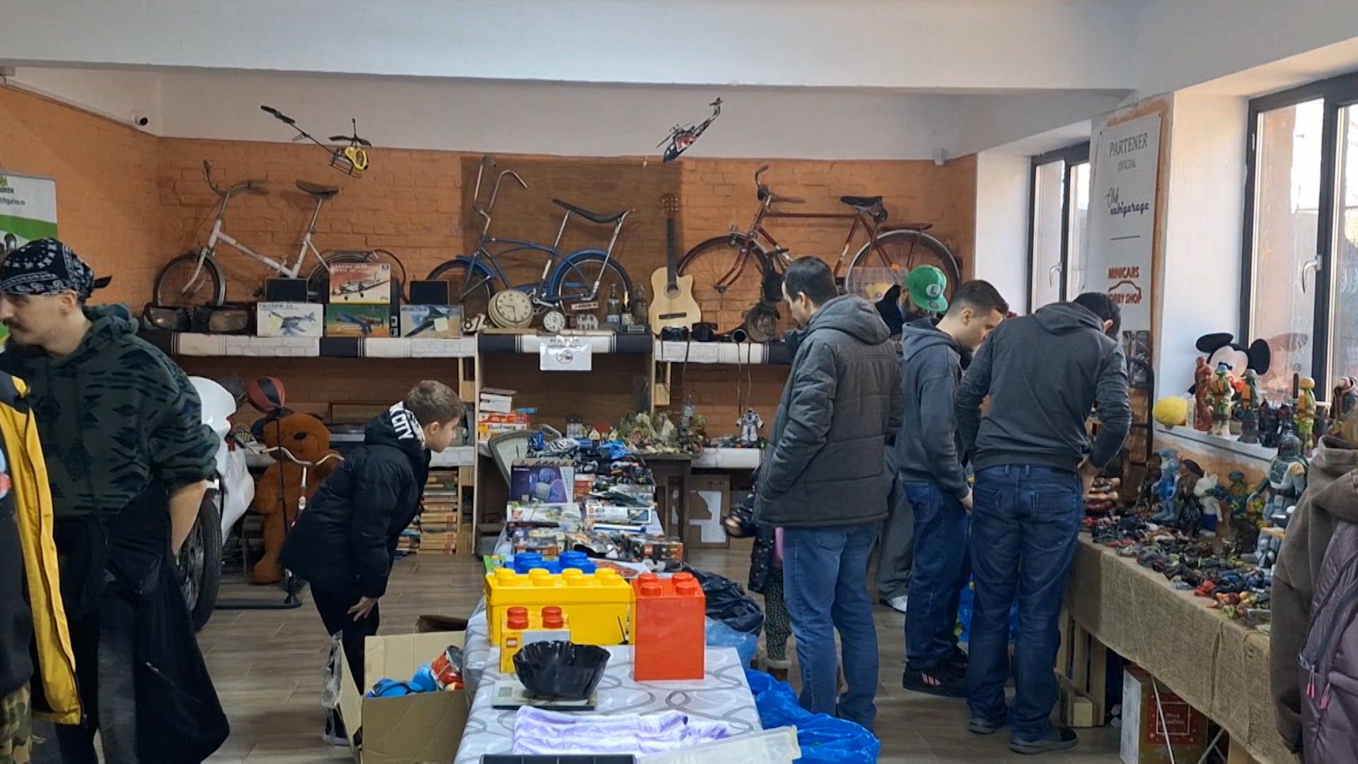 Târgul în care jucăriile rare costă şi 1.800 de lei. Colecţionarii nu se lasă descurajaţi de preţuri