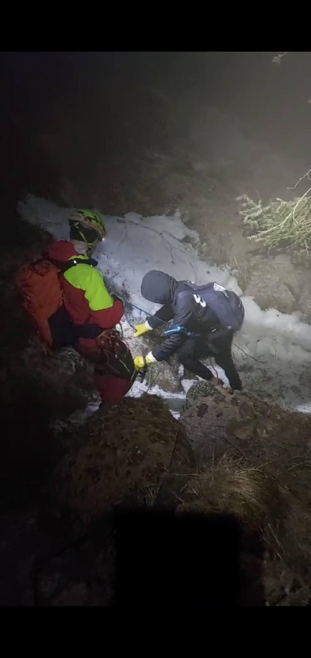 In adidasi pe munte, salvat de salvamontisti