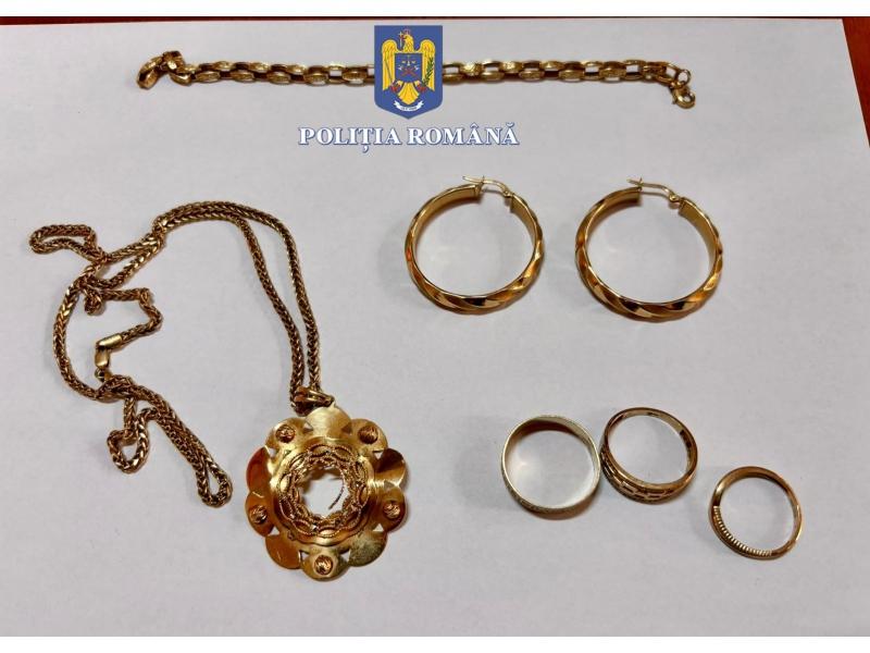 Bacău: Tânără acuzată că și-a jefuit părinții