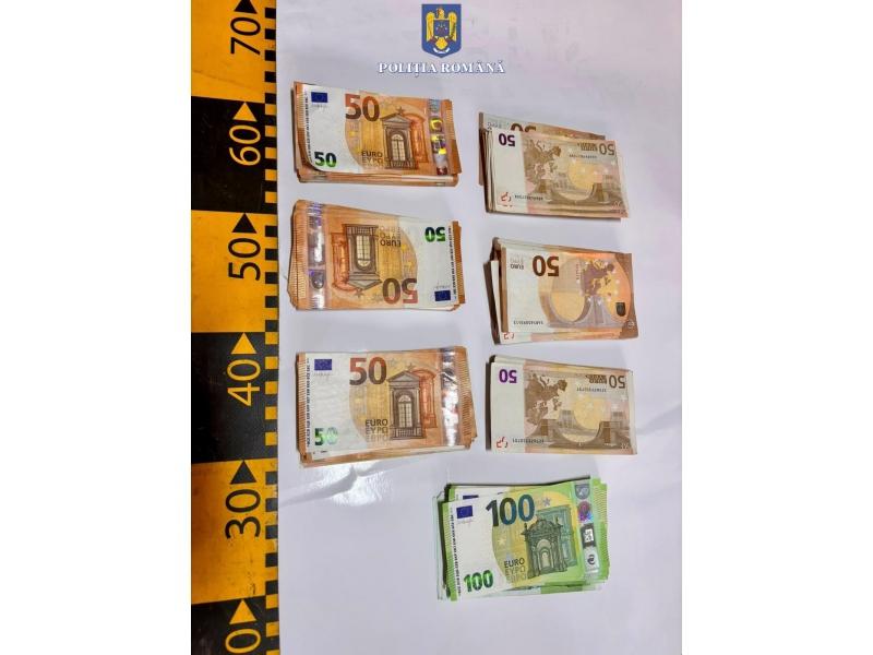 Bacău: Tânără acuzată că și-a jefuit părinții