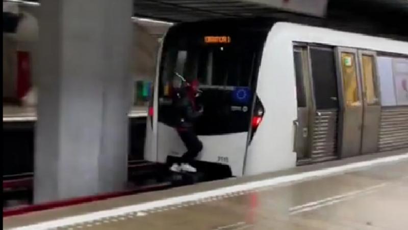 "Stunt-uri în Bucureşti". Tânăr deghizat în Spiderman circulă agăţat de o garnitură de metrou. Poliţia îl caută