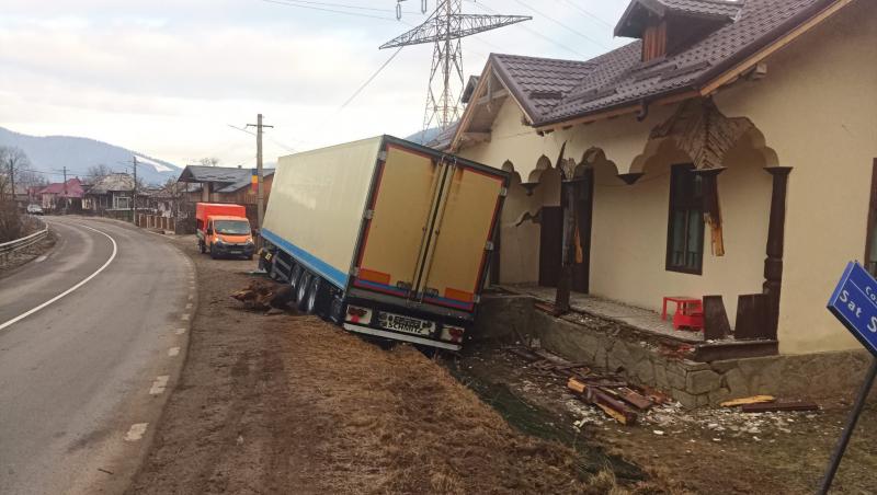 Un șofer beat s-a înfipt cu TIR-ul într-o casă din Borca, în Neamț. Bărbatul avea o alcoolemie de peste unu la mie