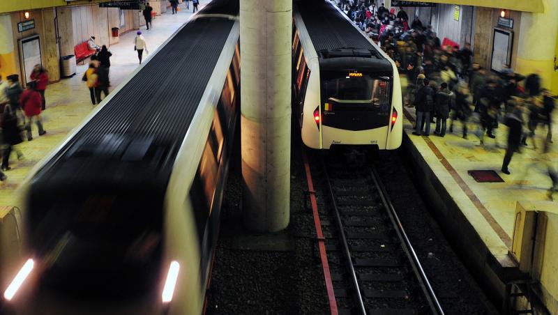 Aglomeraţie la metrou, pentru că trenurile circulă mai rar faţă de graficul aprobat pe Magistrala 2. Mai mulţi mecanici s-au îmbolnăvit