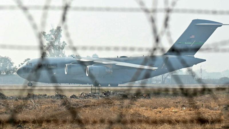 Peste 100 de imigranţi ilegali din SUA, trimişi înapoi în India cu un avion militar american. Trump continuă deportările