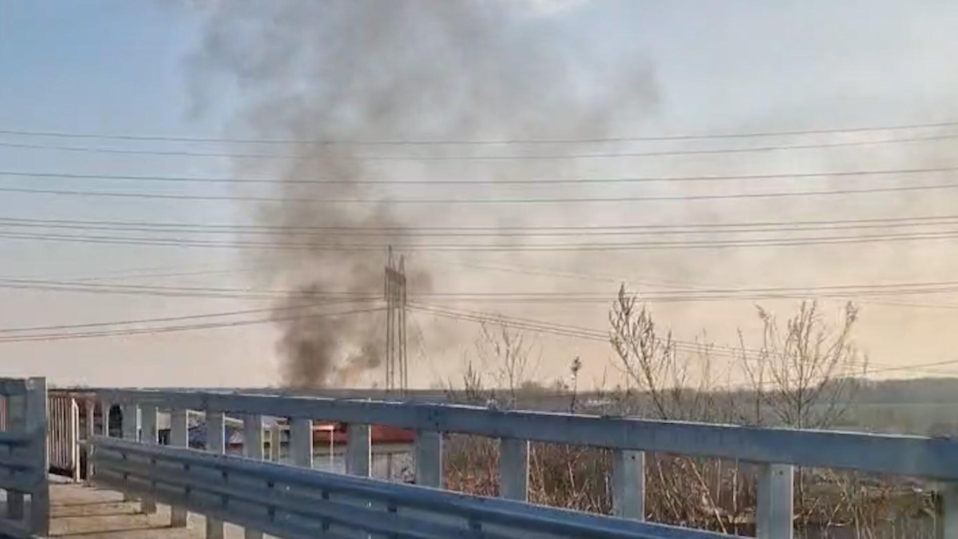 Fac averi uriaşe otrăvind toată Capitala şi sunt de neoprit. Reportaj din Sinteşti, satul care înroşeşte zilnic senzorii de monitorizare a aerului