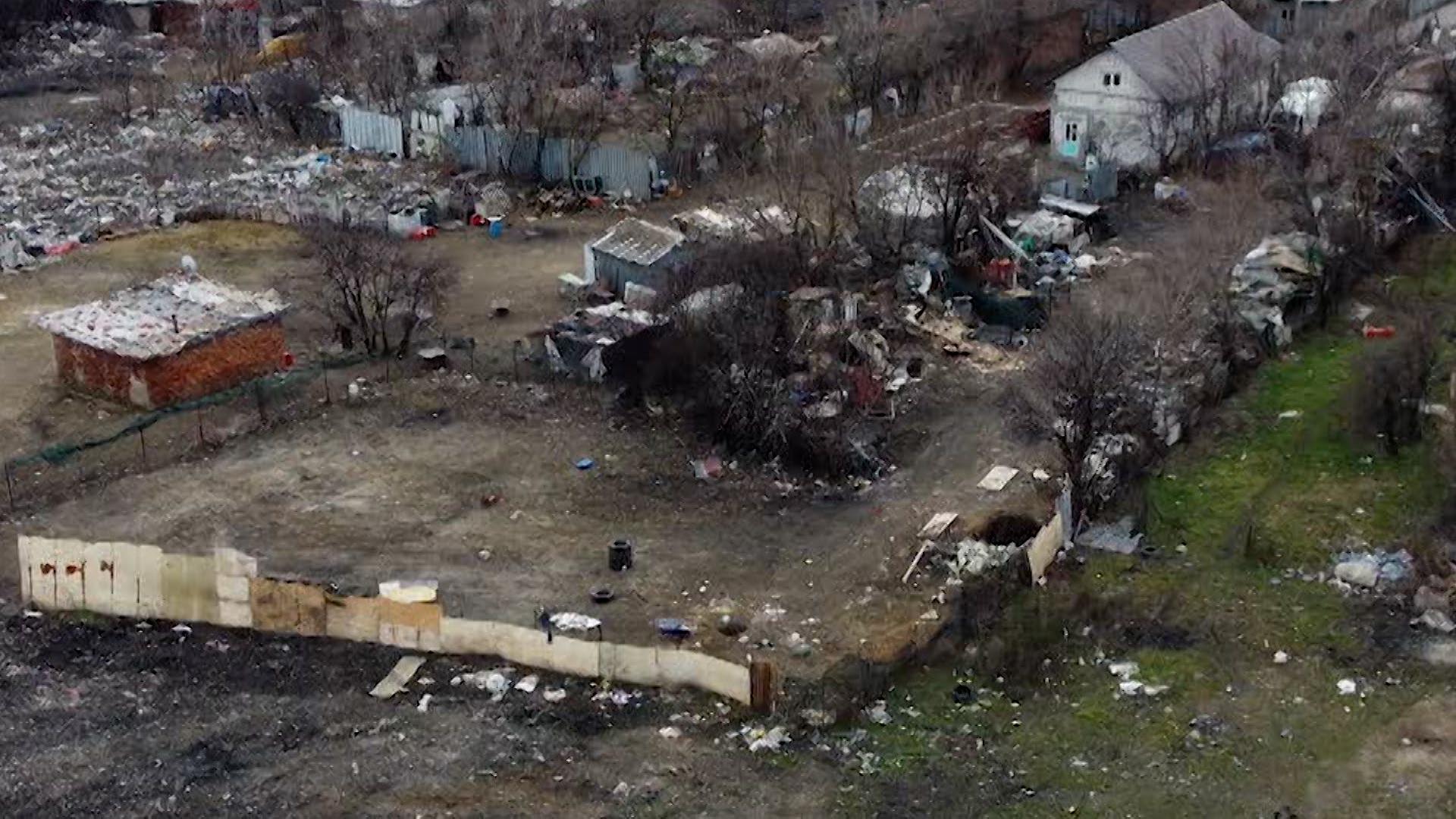 Fac averi uriaşe otrăvind toată Capitala şi sunt de neoprit. Reportaj din Sinteşti, satul care înroşeşte zilnic senzorii de monitorizare a aerului