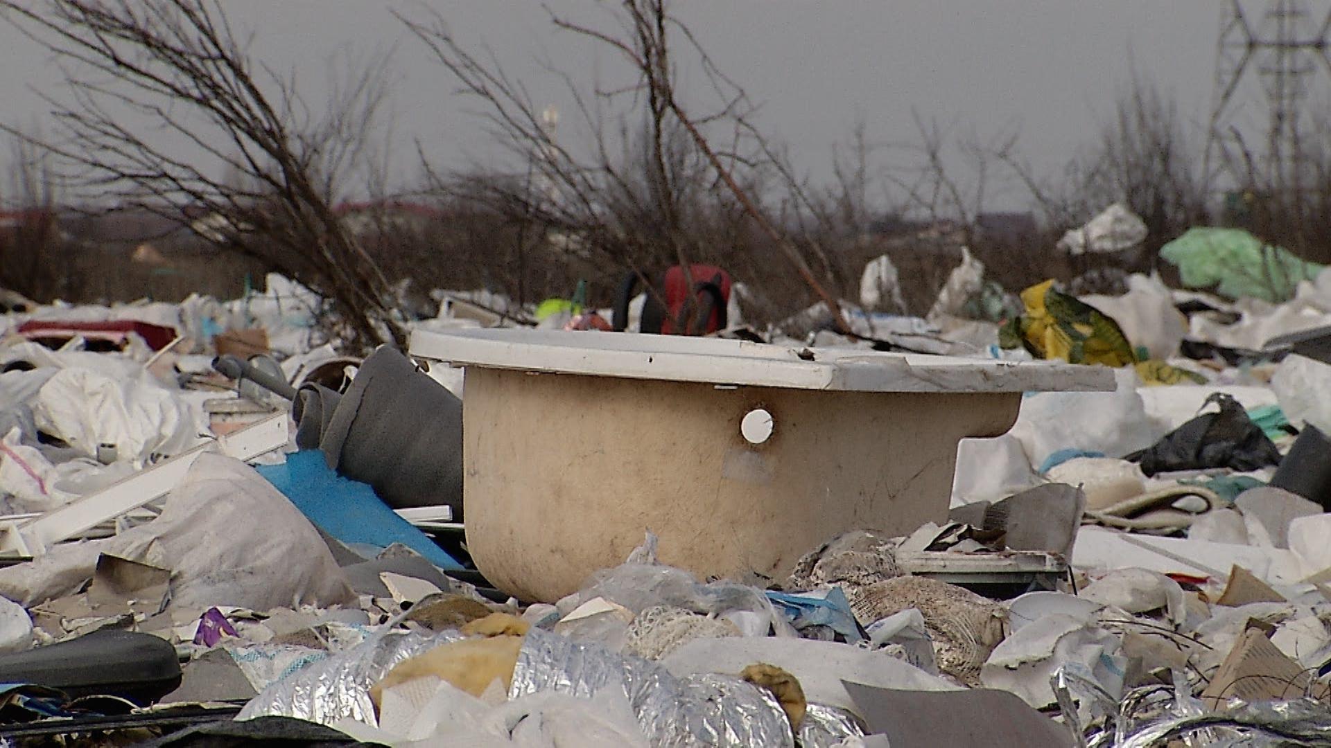 Fac averi uriaşe otrăvind toată Capitala şi sunt de neoprit. Reportaj din Sinteşti, satul care înroşeşte zilnic senzorii de monitorizare a aerului