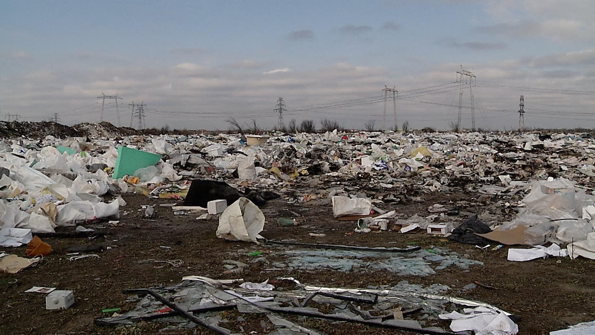 Fac averi uriaşe otrăvind toată Capitala şi sunt de neoprit. Reportaj din Sinteşti, satul care înroşeşte zilnic senzorii de monitorizare a aerului