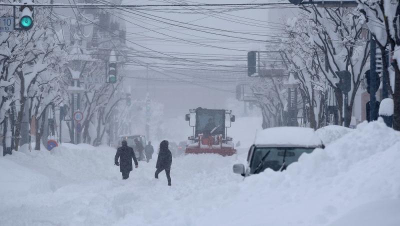 Ninsori-record în Japonia. În unele zone, troienele de zăpadă au depăşit 3 metri înălţime