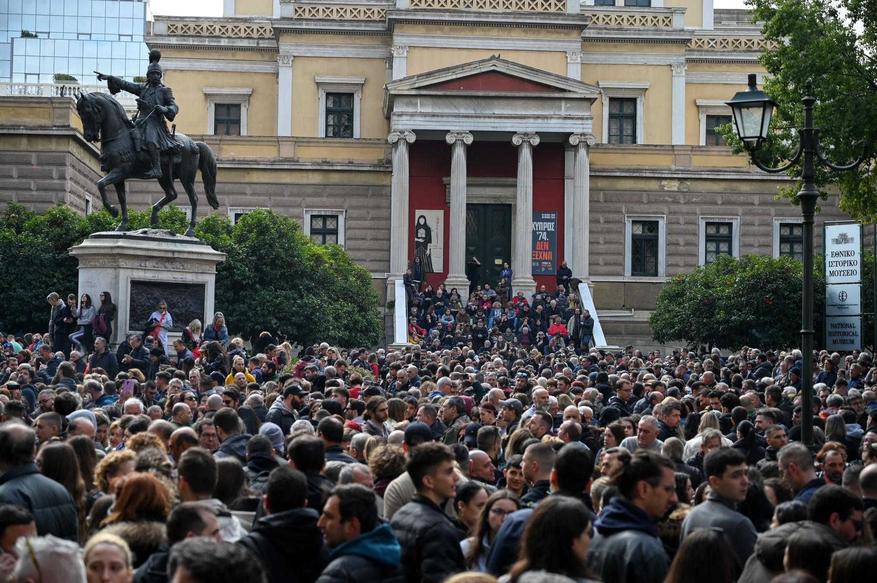 Proteste violente în Grecia: 200.000 de oameni au omagiat tragedia feroviară din 2023