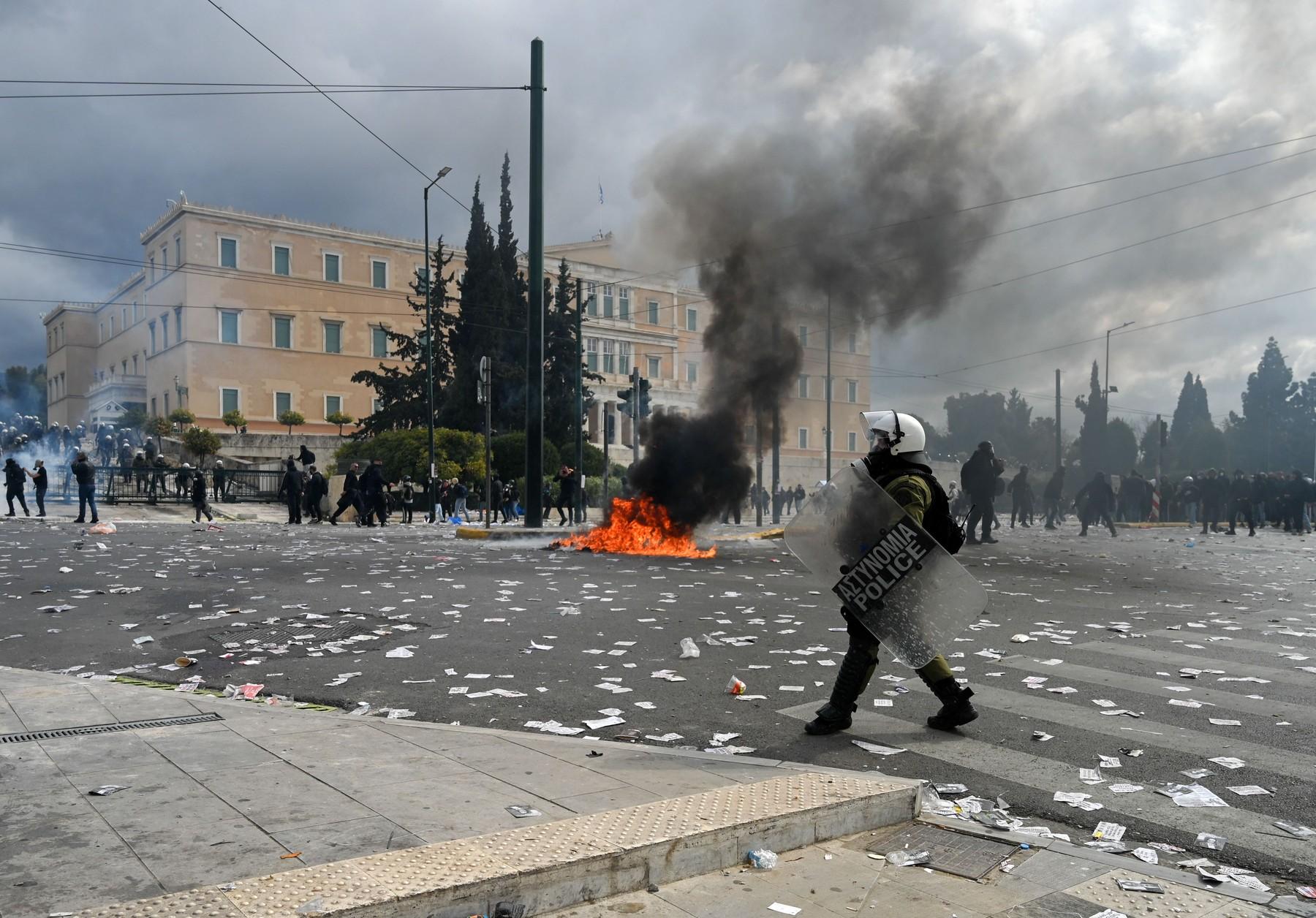 Proteste violente în Grecia: 200.000 de oameni au omagiat tragedia feroviară din 2023