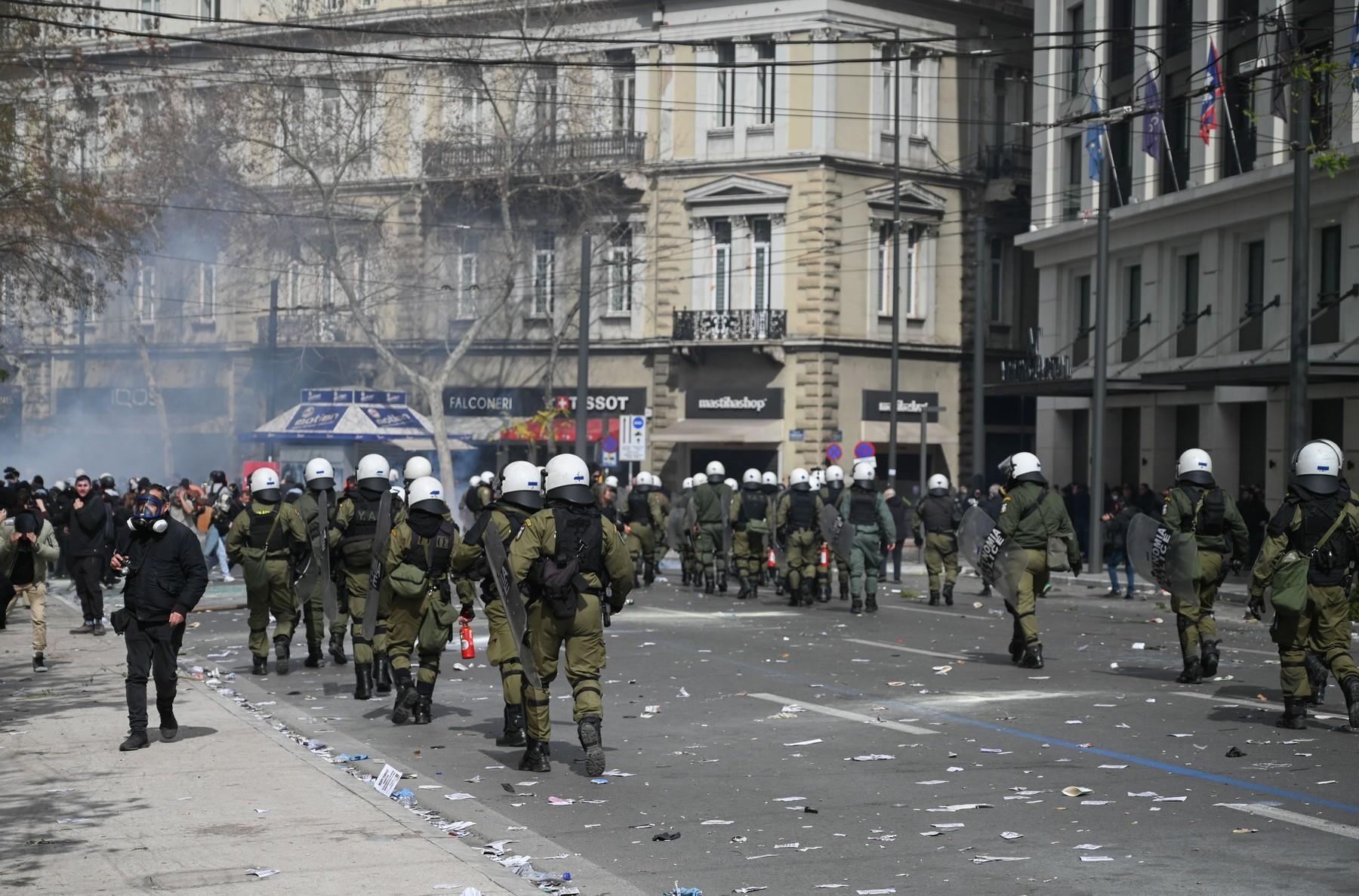 Proteste violente în Grecia: 200.000 de oameni au omagiat tragedia feroviară din 2023