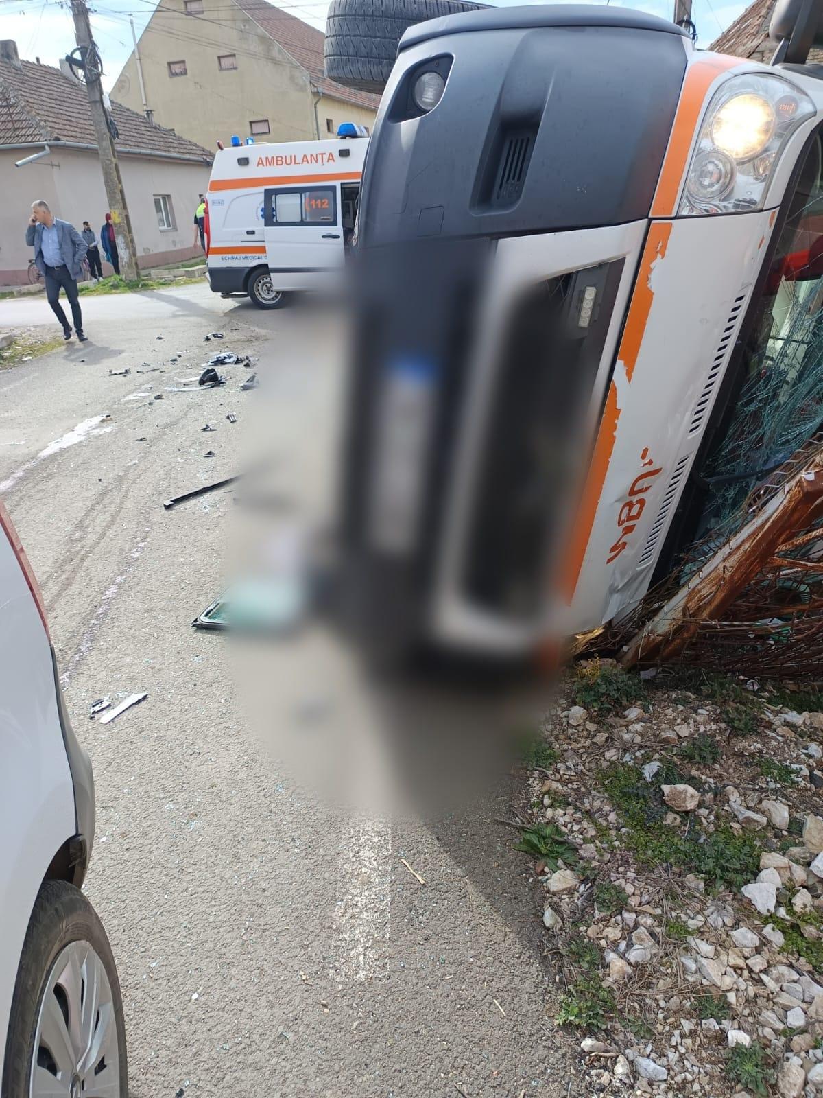 ambulanta rasturnata in urma accidentului din timis