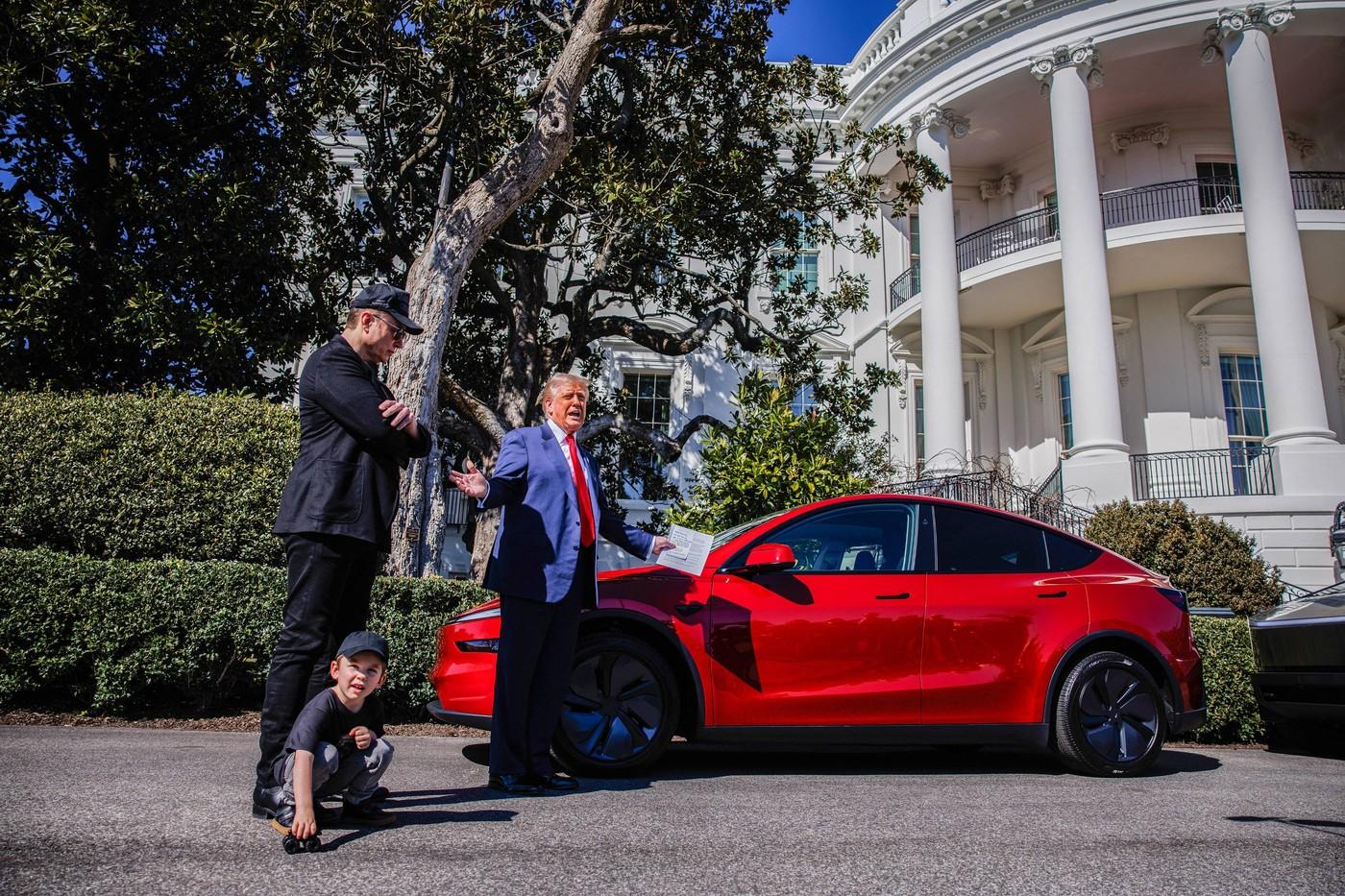 Preşedintele Donald Trump a încercat marţi să stimuleze preţurile în scădere ale acţiunilor Tesla, transformând pentru scurt timp Casa Albă într-un showroom