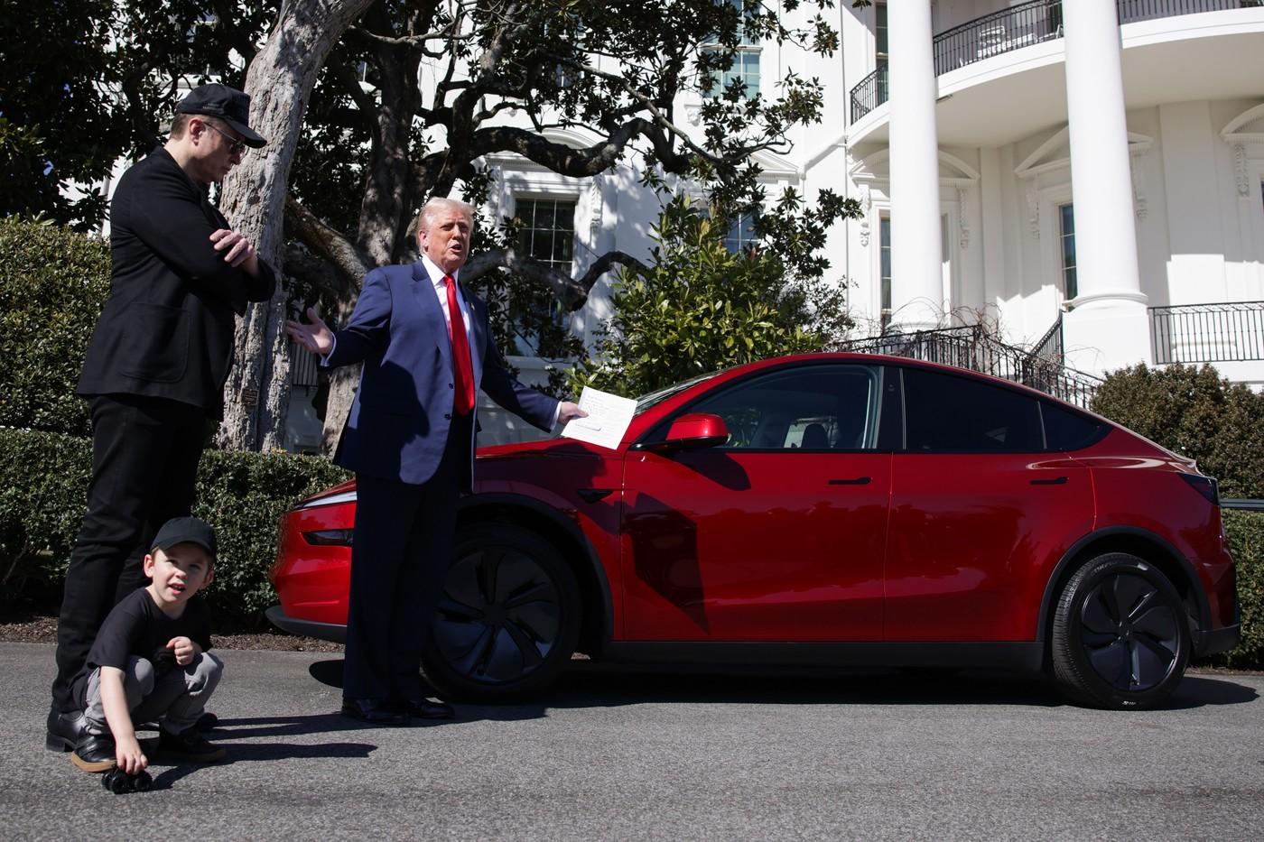 Preşedintele Donald Trump a încercat marţi să stimuleze preţurile în scădere ale acţiunilor Tesla, transformând pentru scurt timp Casa Albă într-un showroom