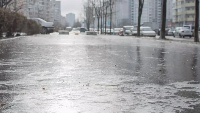 Avertizările de vreme rea, prelungite de meteorologi până marţi. Se anunţă cantităţi de apă însemnate, precipitaţii mixte şi răcire