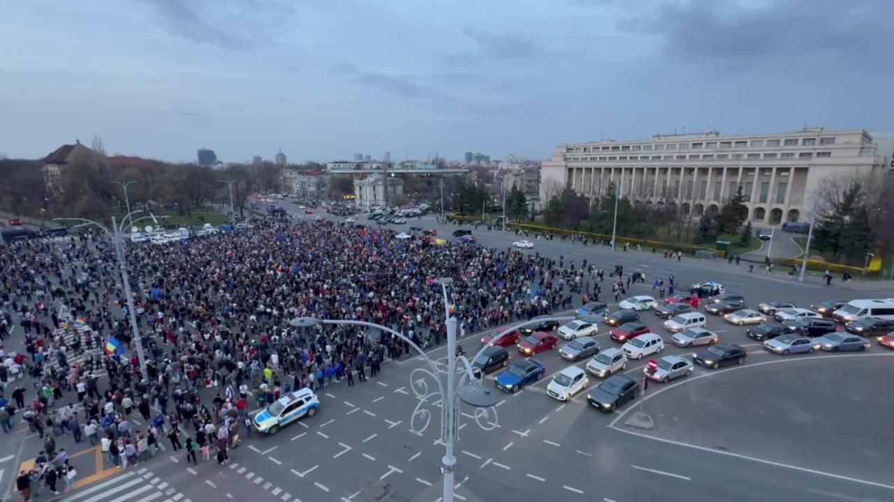 Miting pro-UE cu mii de participanţi, din Piața Victoriei. În zonă au fost identificaţi susţinători ai lui Călin Georgescu