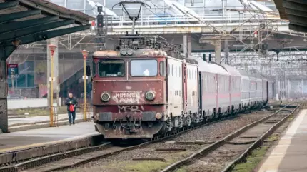 Tren care intră în gară Pană de curent în Gara de Nord. Circulaţia mai multor trenuri, afectată: linia de contact a căzut pe o locomotivă