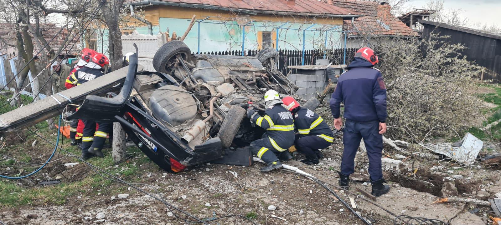 Tragedie pe un drum din Gorj, după ce un şofer a pierdut controlul şi s-a înfipt într-un stâlp. Bărbatul a murit pe loc