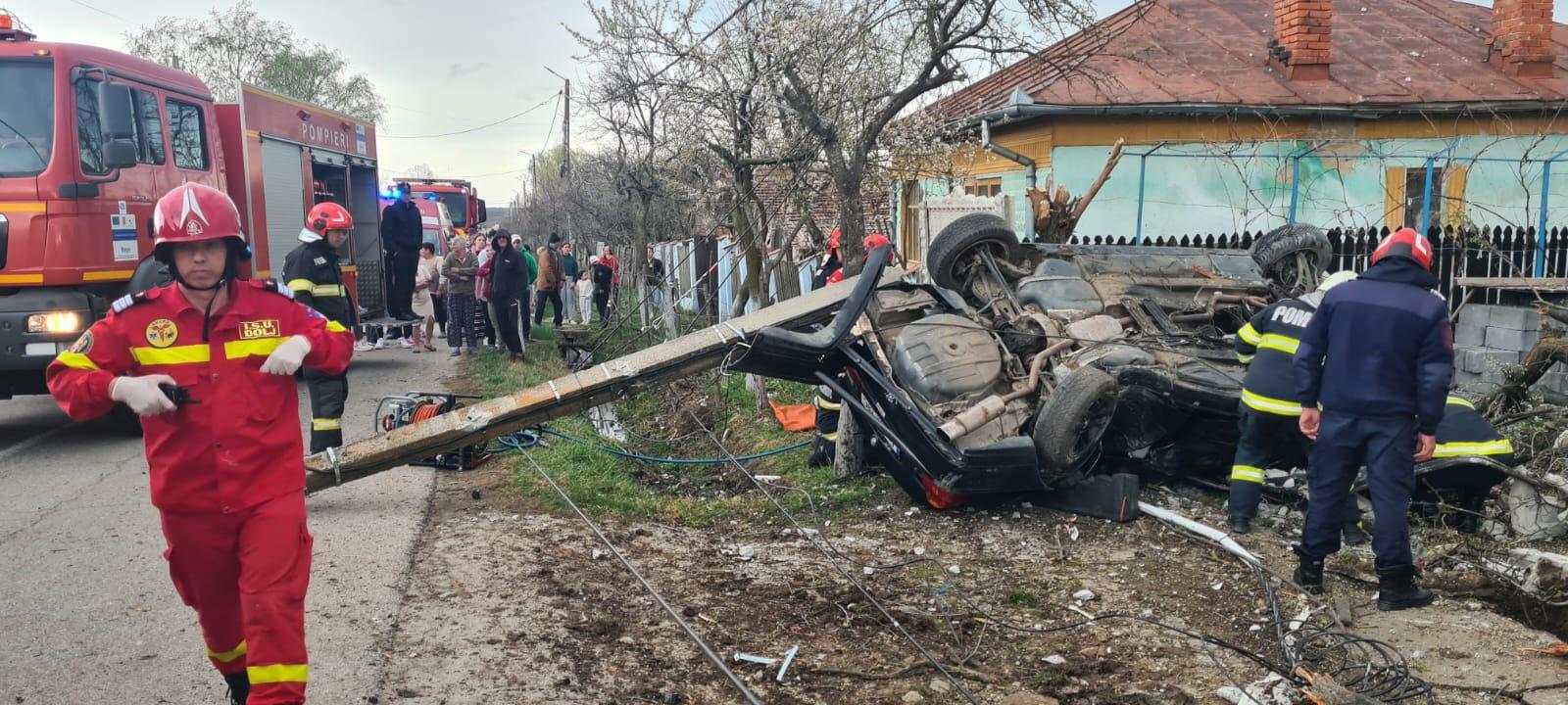 Tragedie pe un drum din Gorj, după ce un şofer a pierdut controlul şi s-a înfipt într-un stâlp. Bărbatul a murit pe loc