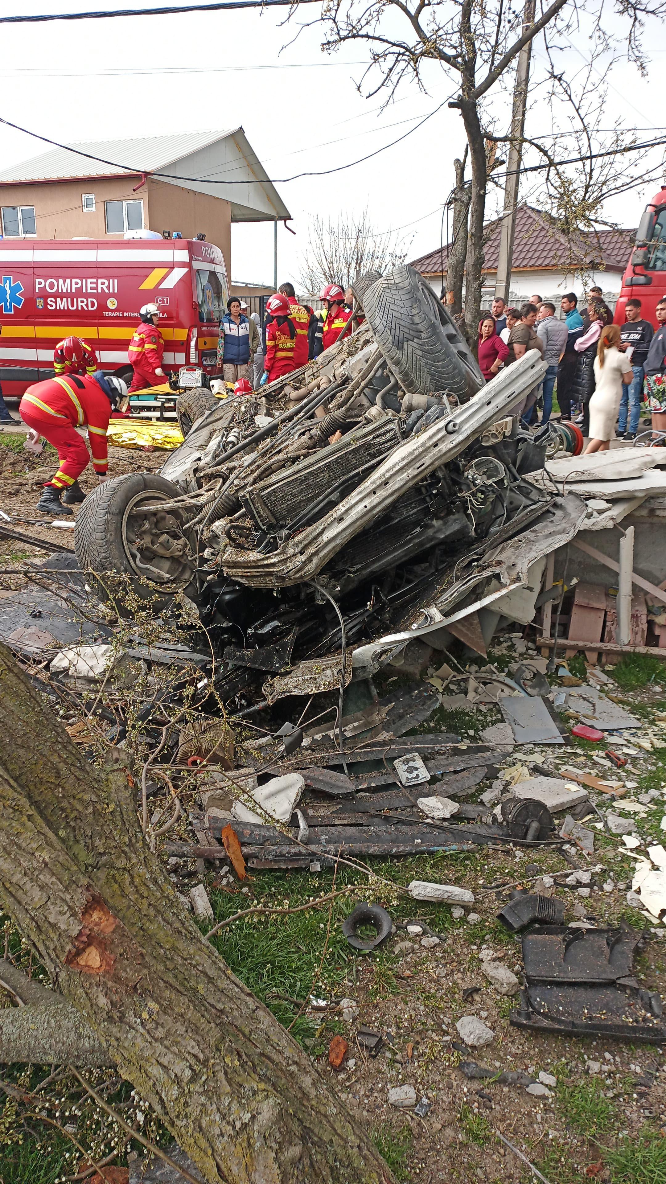 Tragedie pe un drum din Gorj, după ce un şofer a pierdut controlul şi s-a înfipt într-un stâlp. Bărbatul a murit pe loc