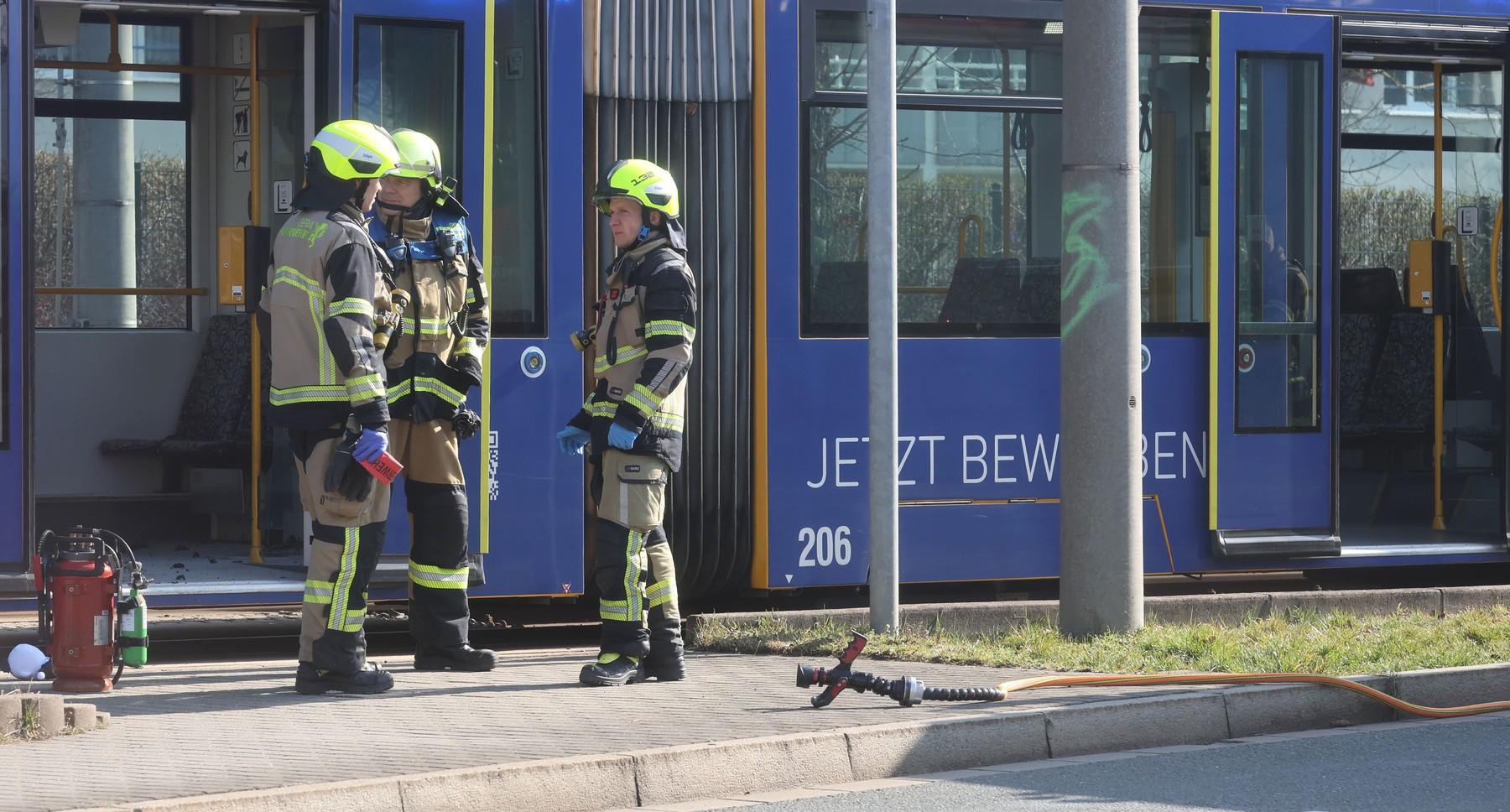 O femeie a fost incendiată într-un tramvai din Germania. Vatmanul a oprit şi a salvat-o; atacatorul, de negăsit