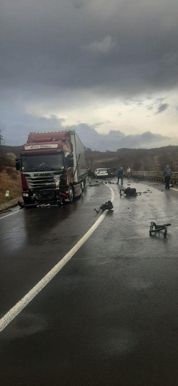 Accident mortal pe DN1. Două femei şi-au pierdut viaţa, după un impact dezastruos între două maşini şi un TIR, în Braşov