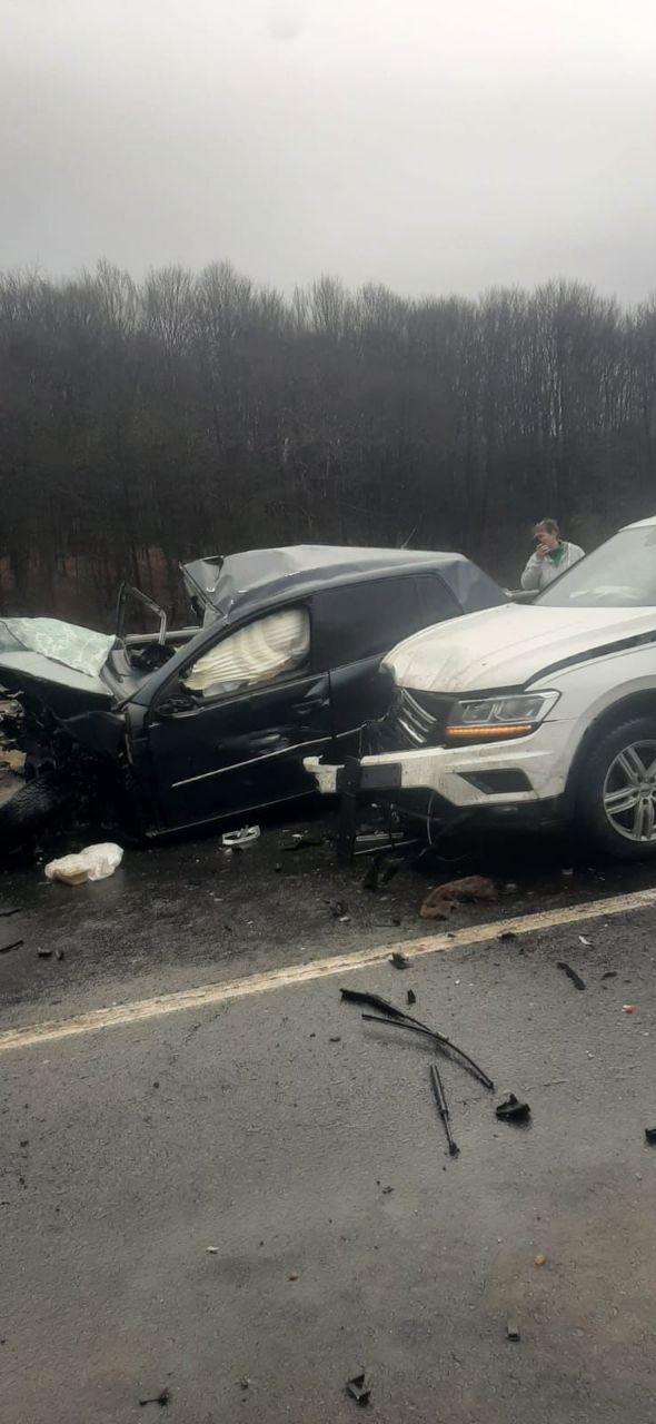 Accident mortal pe DN1. Două femei şi-au pierdut viaţa, după un impact dezastruos între două maşini şi un TIR, în Braşov