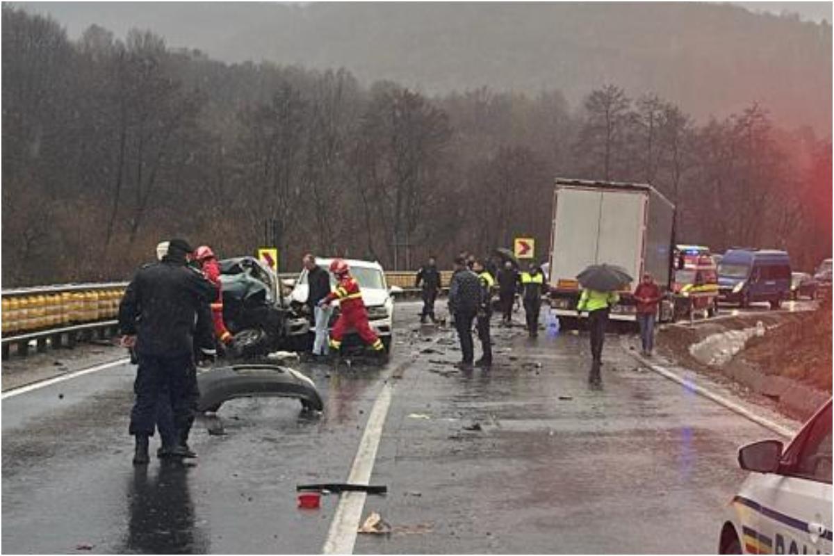 Accident mortal pe DN1. Două femei şi-au pierdut viaţa, după un impact dezastruos între două maşini şi un TIR, în Braşov