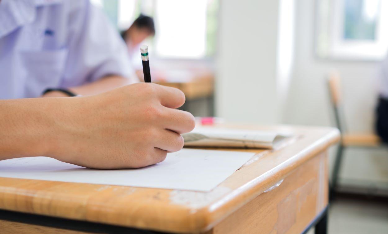 Elevii de clasa a VIII-a susțin simularea Evaluării Naţionale 2025, prima probă fiind cea de Limba şi literatura română