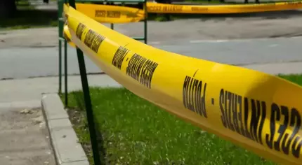 Un nou-născut din Iaşi a fost găsit în viaţă, după ce a fost aruncat în WC de mama lui. Copilaşul a fost auzit plângând din toaleta din curte banda de la locul crimei