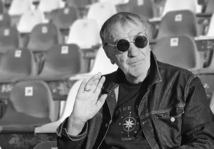 Vasile Simionaş, fost jucător la Poli Iaşi şi antrenor la Oţelul Galaţi A murit Vasile Simionaş: "Un deces fulgerător". A fost jucător de legendă la Poli Iaşi şi a scris istorie, ca antrenor, la Oţelul Galaţi