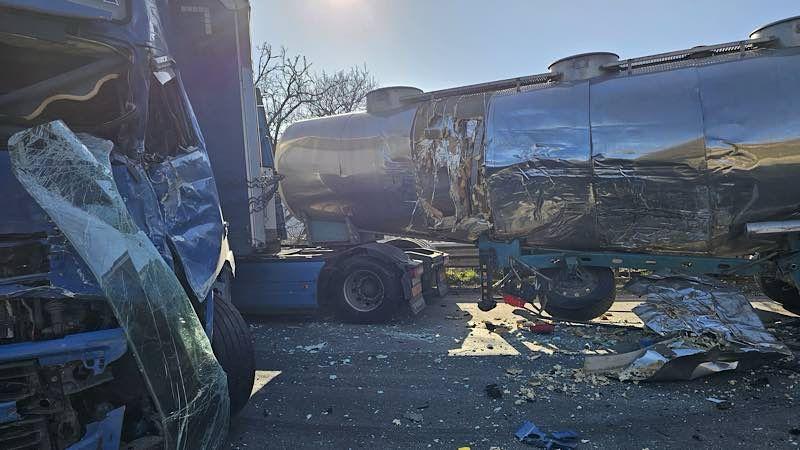 Accident dezastruos între două TIR-uri şi o cisternă, în localitatea Bucea din Cluj. Taficul, complet blocat