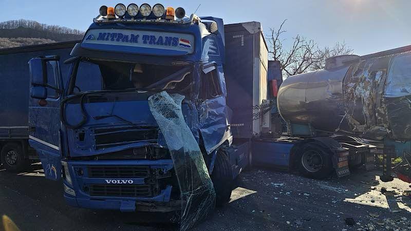 Accident dezastruos între două TIR-uri şi o cisternă, în localitatea Bucea din Cluj. Taficul, complet blocat