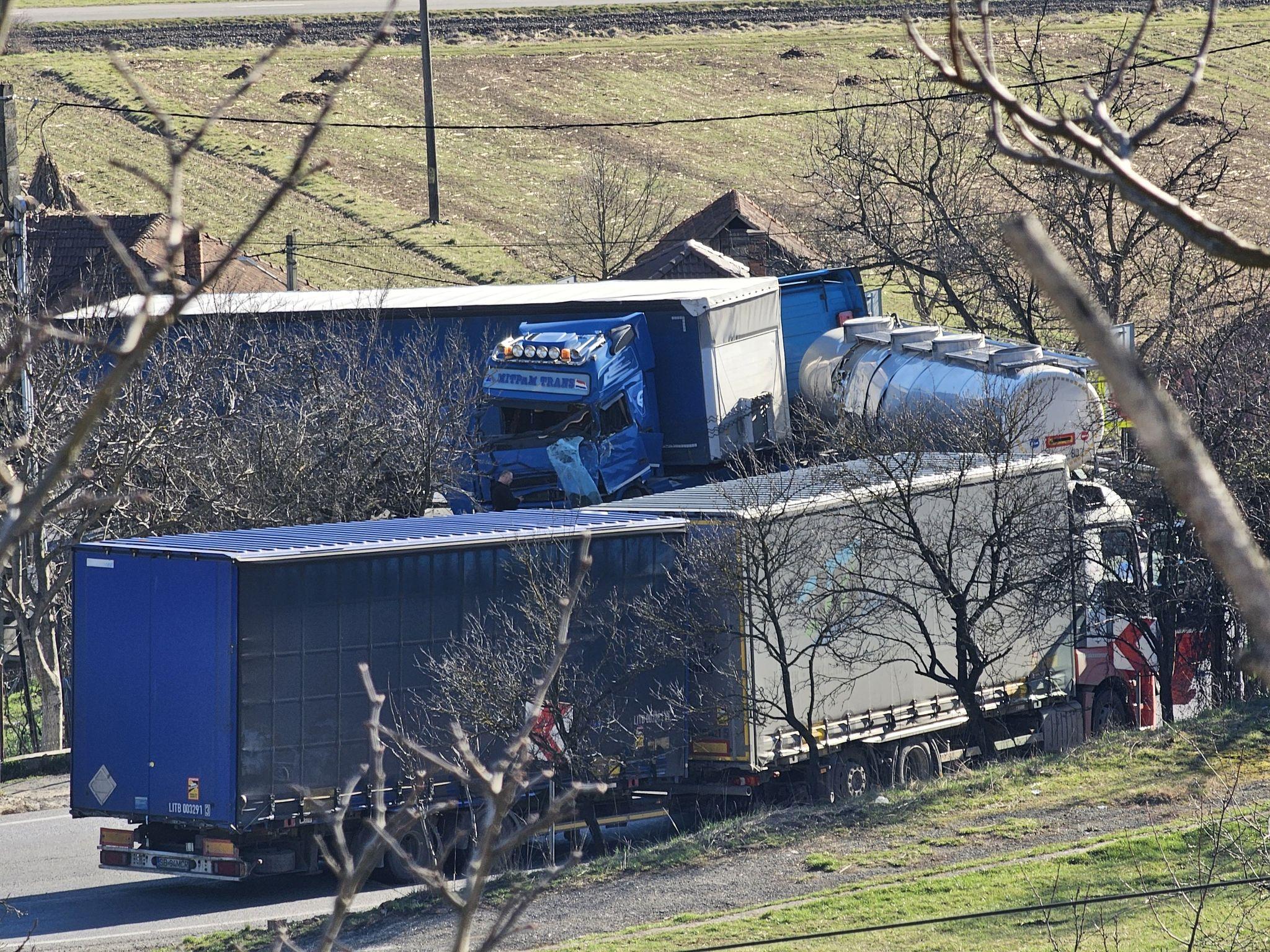 Accident dezastruos între două TIR-uri şi o cisternă, în localitatea Bucea din Cluj. Taficul, complet blocat