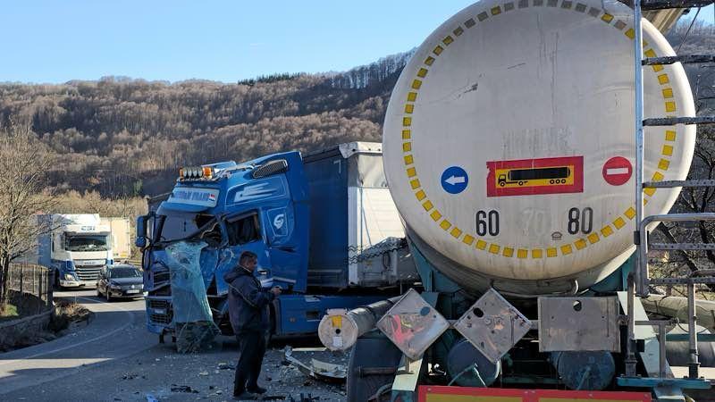 Accident dezastruos între două TIR-uri şi o cisternă, în localitatea Bucea din Cluj. Taficul, complet blocat