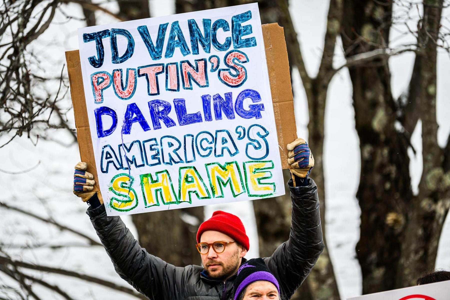 JD Vance, aşteptat de manifestanţi pro-Ucraina într-o staţiune din Vermont. Familia lui a fost mutată într-un loc secret