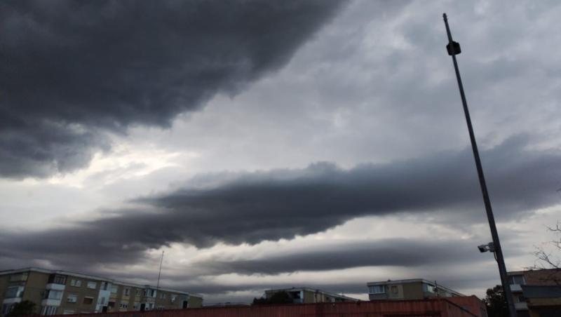 Ploi torenţiale şi vijelii în toată ţara, de luni dimineaţă. ANM a emis o informare meteo de vreme severă