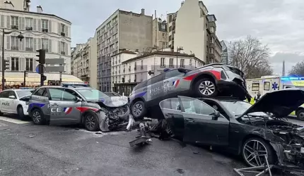 Momentul în care urmărirea de mare viteză a poliției prin Paris se termină cu un carambol groaznic cu patru mașini, soldat cu 13 răniți, inclusiv 10 polițiști