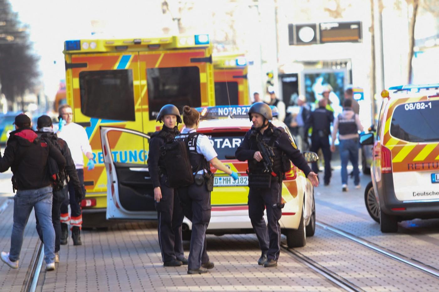 Masini de politie la locul atentatului