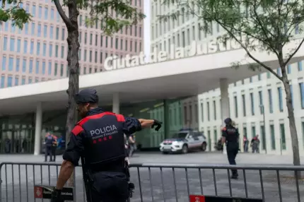 O tânără paraplegică cere eutanasia după mai mulţi ani de suferinţă, însă tatăl se opune în instanță Barcelona, Catalonia, tribunalul unde se va judeca cazul istoric al Spaniei legat de aprobarea procedurii de eutanasie pentru o tanara paraplegica
