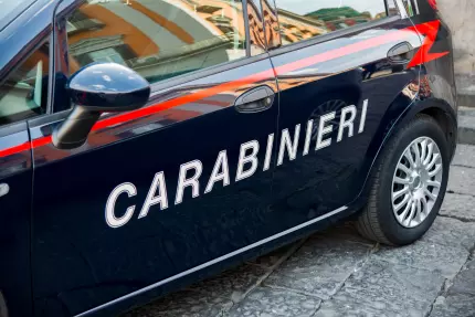 Un român şi-a înjunghiat soţia şi fiul, după un scandal monstru. Vecinii au alertat carabinierii după ce au auzit urlete din locuinţa familiei Un român de 45 de ani şi-a înjunghiat soţia şi fiul, după o ceartă violentă în familie. Incidentul grav a avut loc în urmă cu două zile, într-un apartament din Tortona