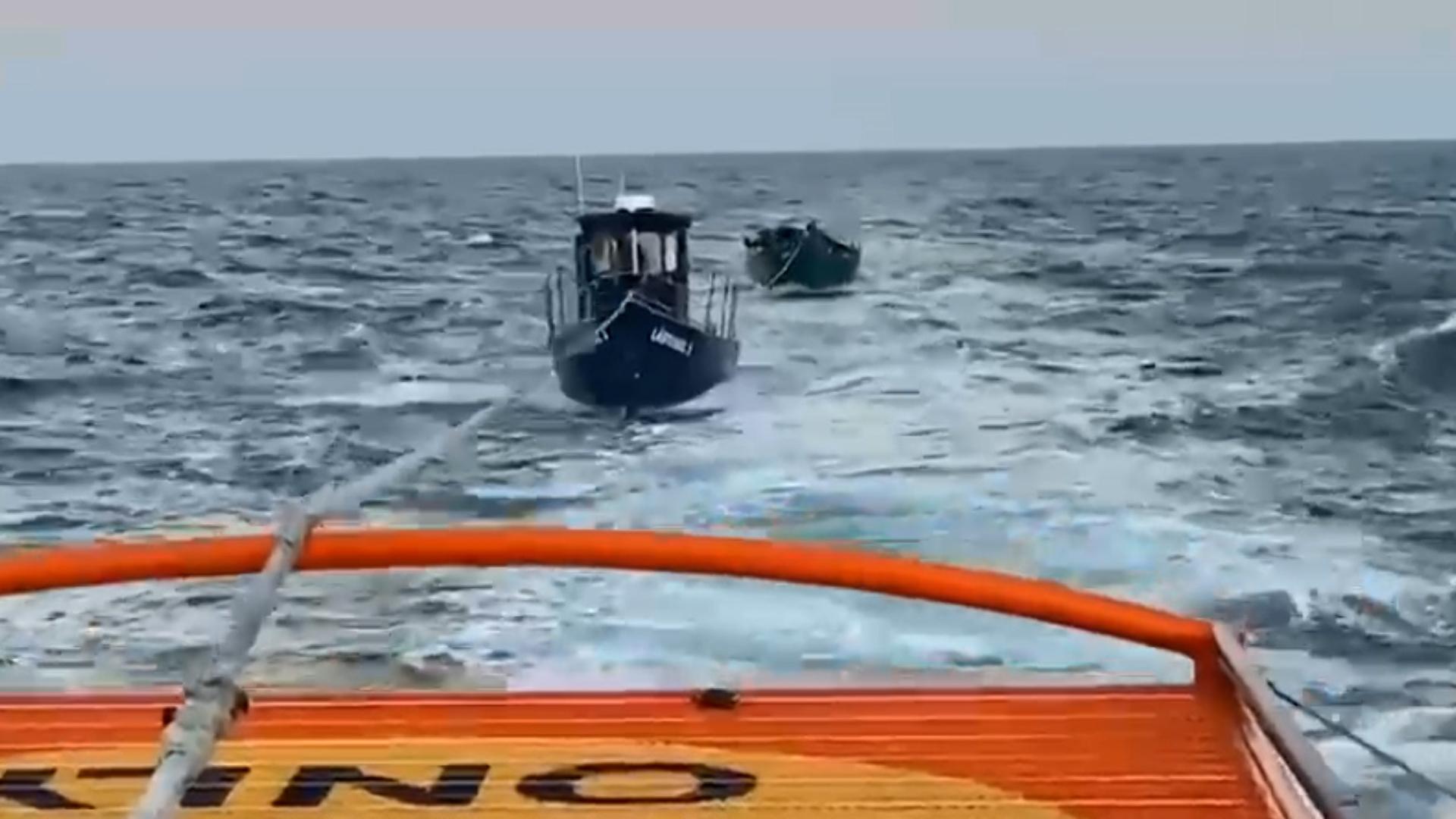 Trei persoane au rămas blocate în două ambarcaţiuni pe Dunăre, după ce motoarele s-au stricat