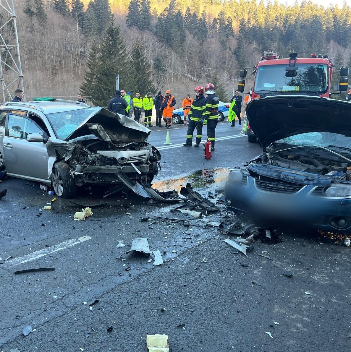Accident mortal pe DN1, în Predeal. Un bărbat şi-a pierdut viaţa şi trei sunt răniţi, după ce două maşini s-au făcut zob