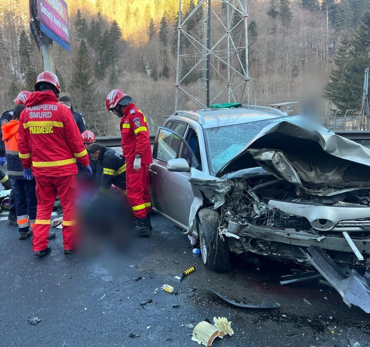 Accident mortal pe DN1, în Predeal. Un bărbat şi-a pierdut viaţa şi trei sunt răniţi, după ce două maşini s-au făcut zob