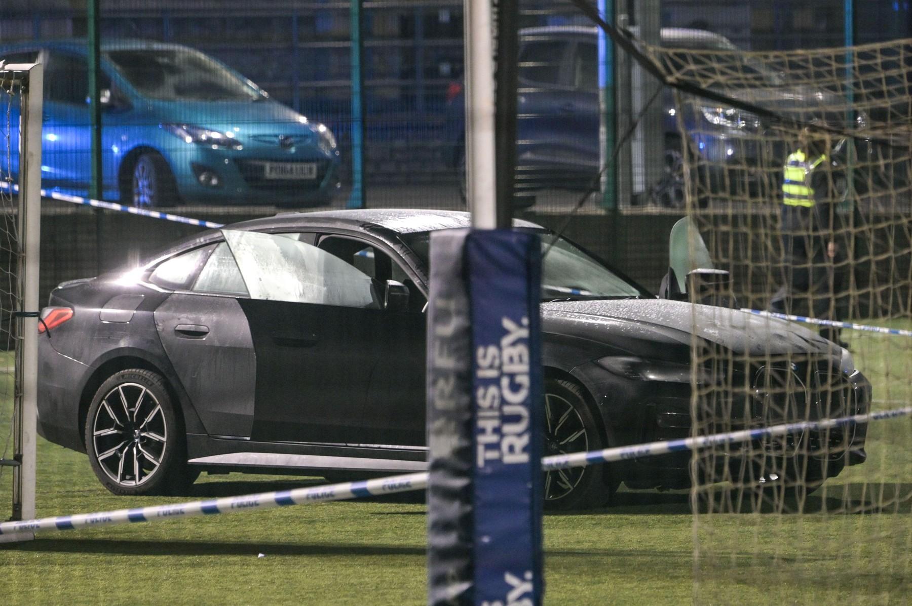 Fetiţă de 10 ani spulberată mortal, după ce un BMW i4 s-a izbit de gardul unui teren de rugby din UK. O altă minoră a fost rănită