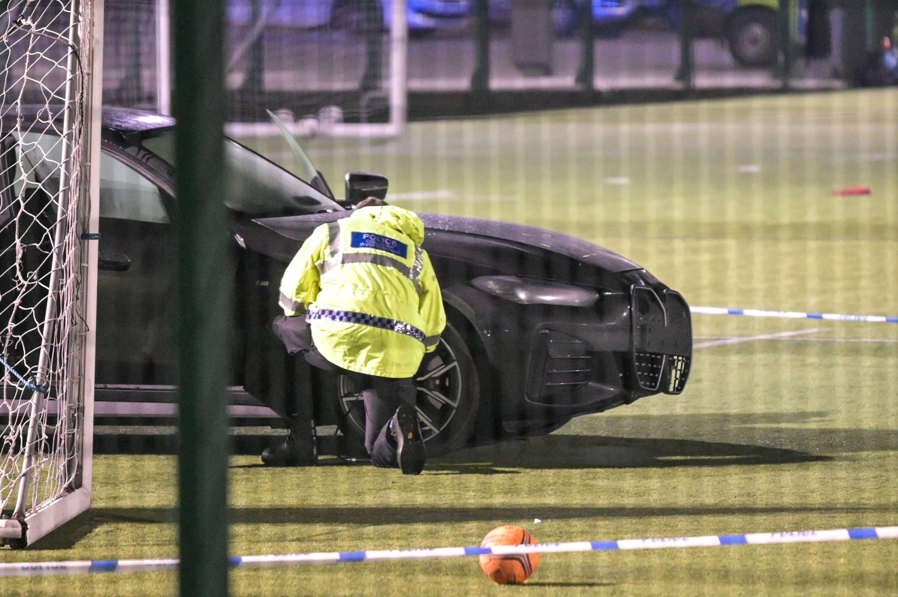 Fetiţă de 10 ani spulberată mortal, după ce un BMW i4 s-a izbit de gardul unui teren de rugby din UK. O altă minoră a fost rănită