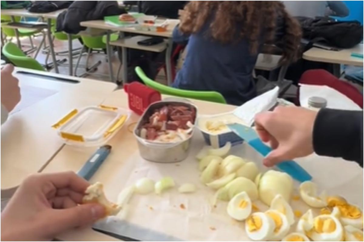 masa campeneasca intr-un liceu din Timisoara unde un elev a adus un cutit sa taie alimentele